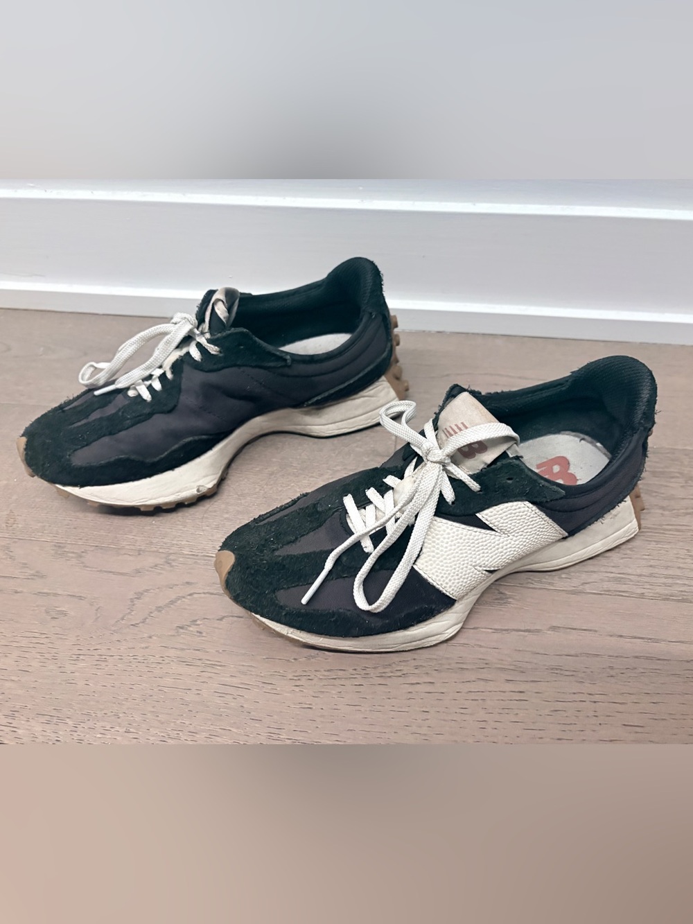 Women’s New Balance 327 Black & White Sneakers US 7
